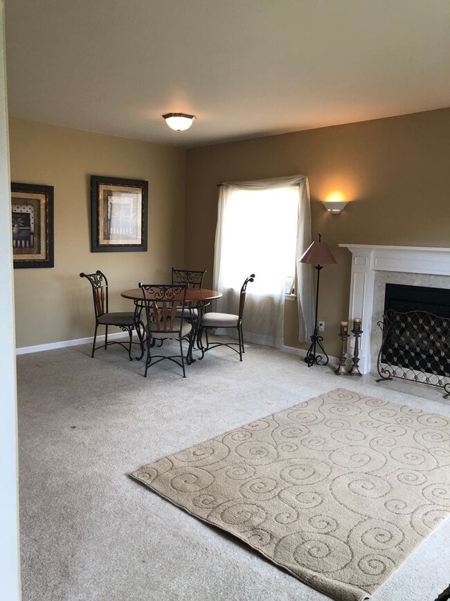 Building Photo - Great location with lots of amenities! 4 b...