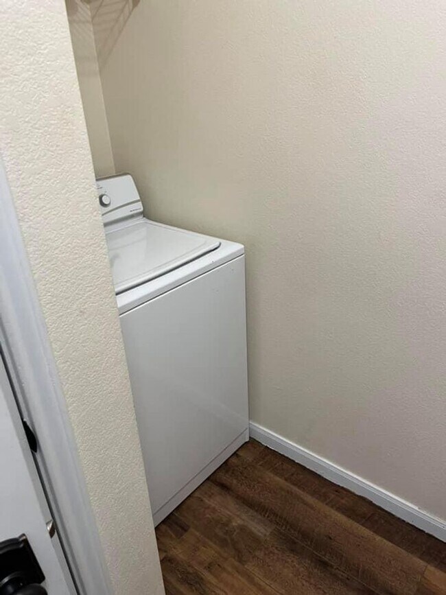 Building Photo - Great 2 bedroom/2bath condo- 3rd floor with loft! 1 car garage! Flexible Move in Date!