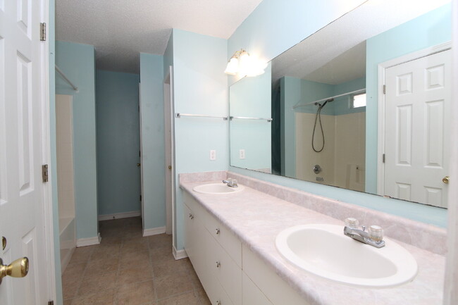 Building Photo - Updated 3-Bed, 2-Bath Home in Charter Oaks...