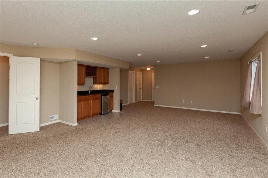 Large, open basement with wet bar. Walks out to fully fenced back yard. - 407 NE 46th St