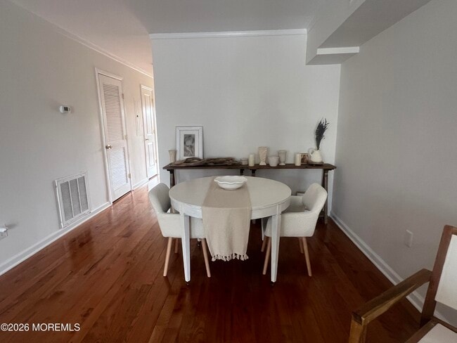 Building Photo - 25 Meadow Ave