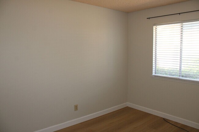 Building Photo - 6351 Chapel View Ln