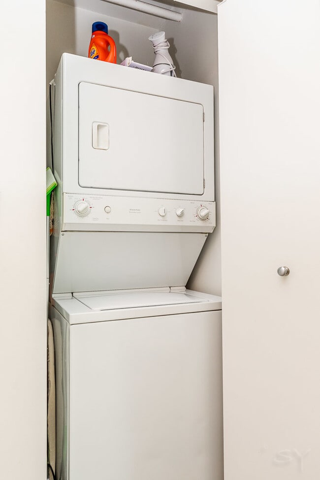 Building Photo - 33 W Ontario St