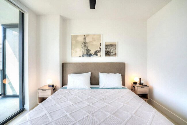 Building Photo - 601 NE 1st Ave