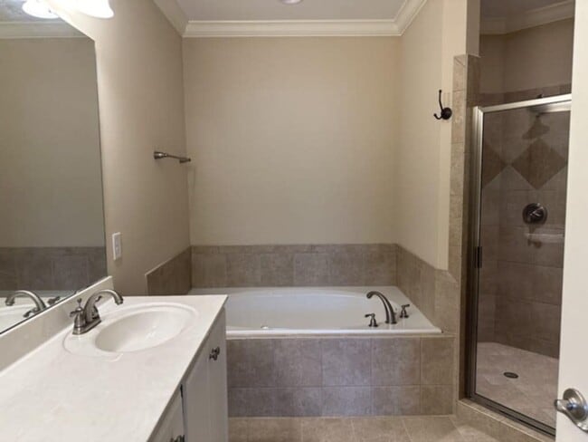 Building Photo - Condo in gated Anderson Creek Club!