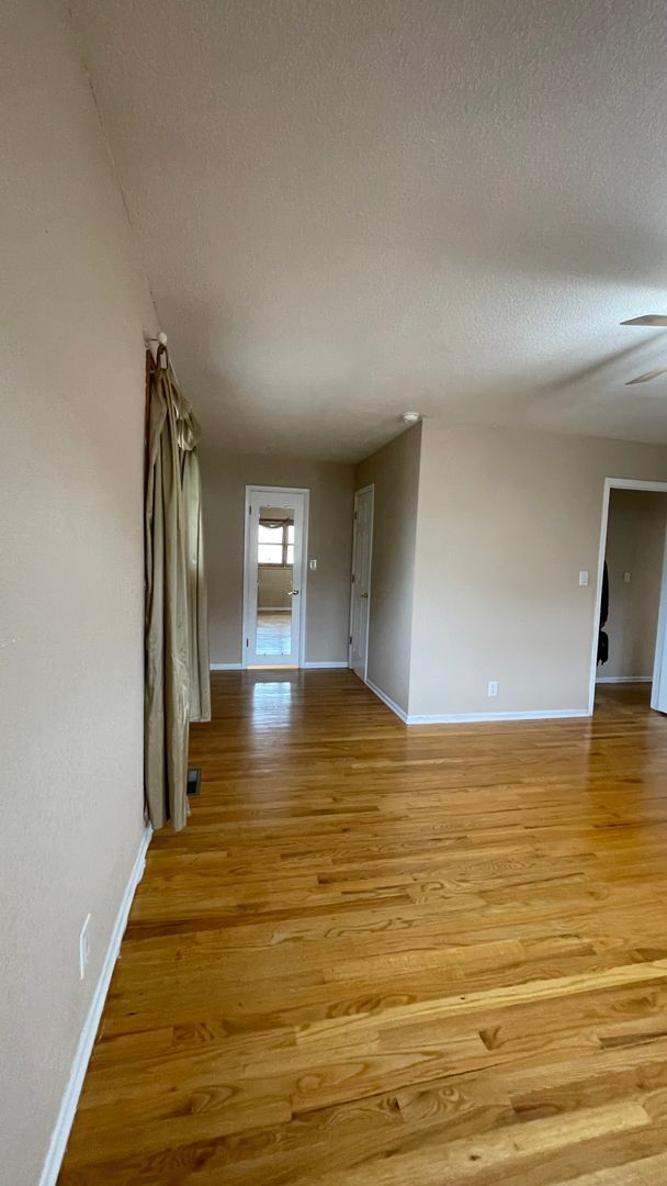 Building Photo - Spacious 4-Bedroom with Mountain Views & U...