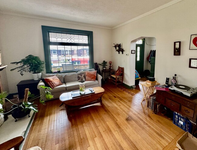 Building Photo - Newly renovated spacious 4 bedroom home in...