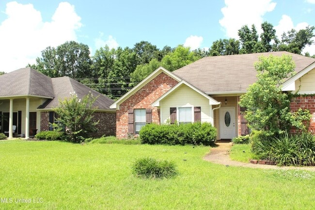 Building Photo - 900 Clubhouse Dr