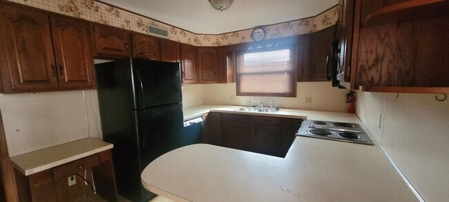 Building Photo - 2 Story Brick 4/5 bedroom 2.5 Bath with Ga...