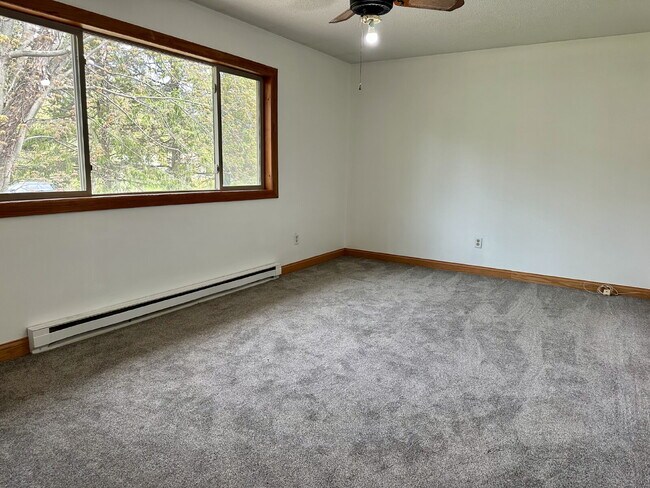 Building Photo - You've found it. This spacious 4-bedroom, 2-bathroom gem in Duluth's Kenwood neighborhood has a l...