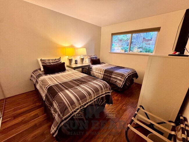 Building Photo - Beautiful furnished 3 bedroom! Great Locat...