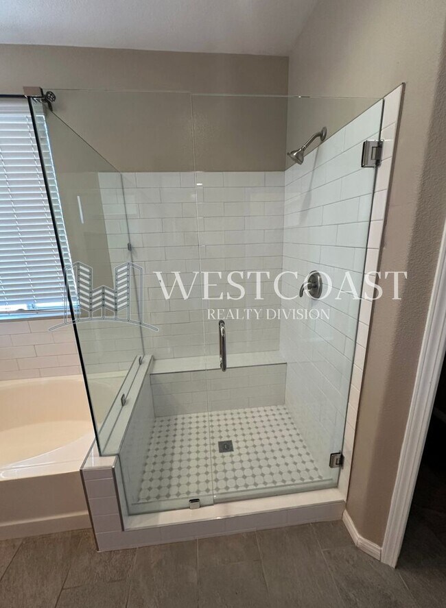 Building Photo - Bright & Spacious 4-Bed Townhome in Prime ...