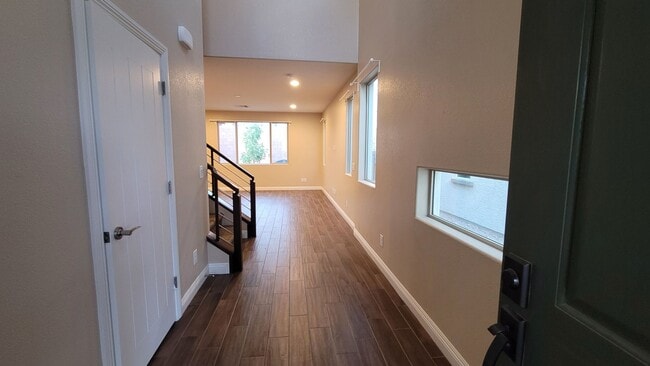 Building Photo - SW BEAUTY!!!   215/RUSSELL AREA