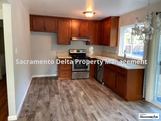 Building Photo - 8891 Salmon Falls Dr