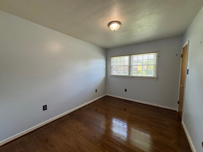 Building Photo - 117 Southerland Dr