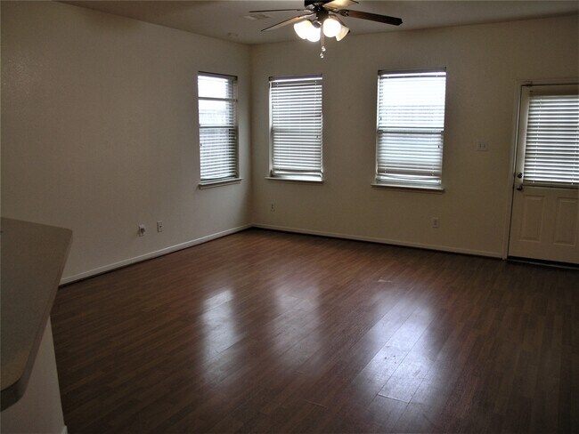 Building Photo - 2926 Meadowglen Crest