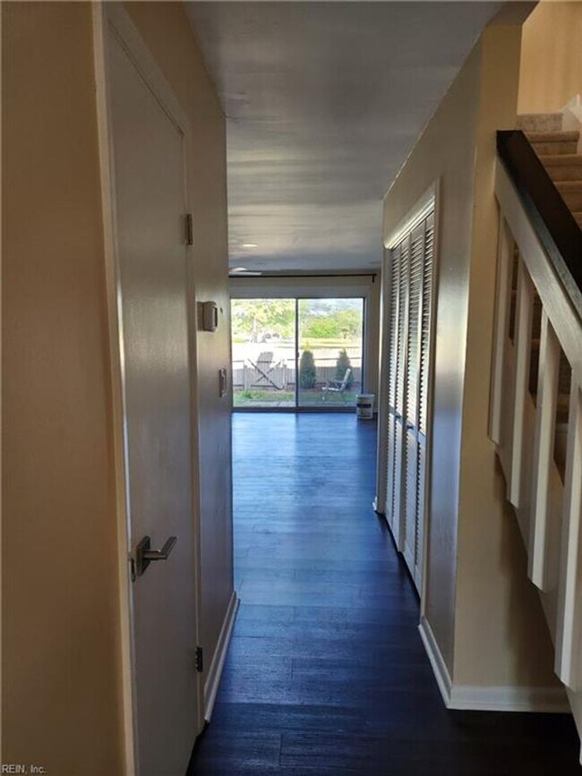 Building Photo - Newly Renovated Condo in Salem