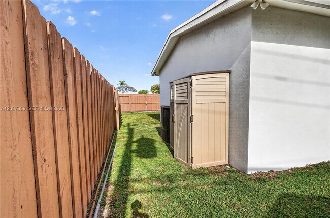 Building Photo - 4865 SW 94th Ave