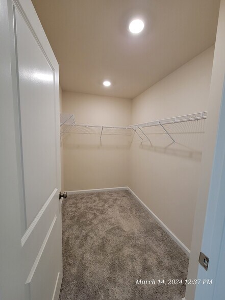 Building Photo - 424 Glen Clova Dr