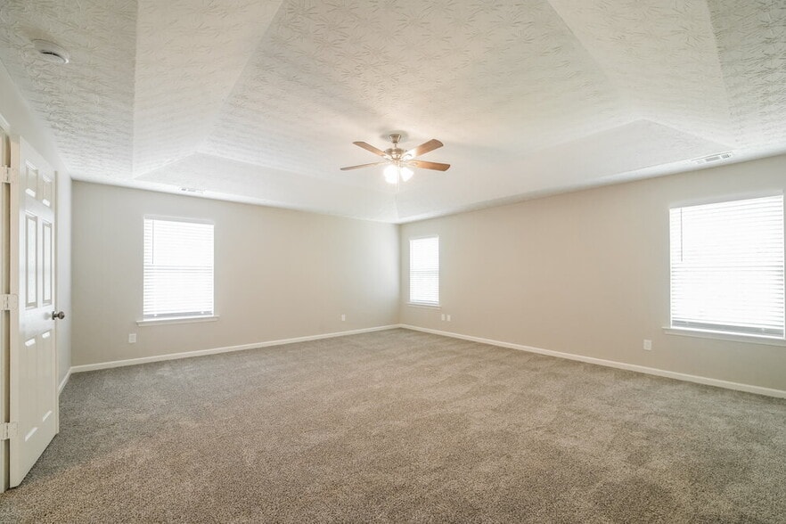 Building Photo - 2240 Valley Creek Dr