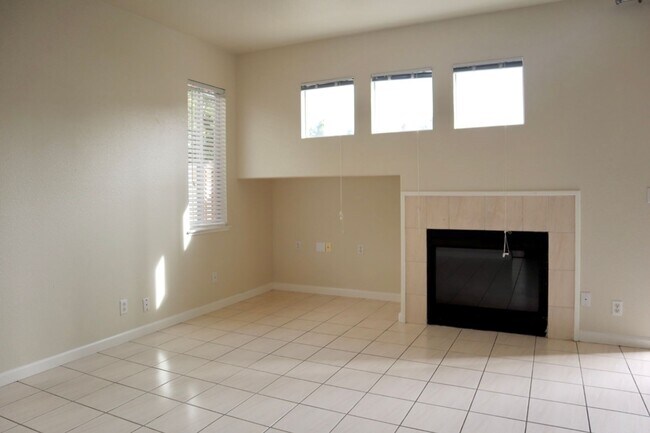 Building Photo - Beautiful 5-Bedroom Home in the Northgate ...