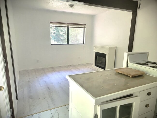 Building Photo - Newly renovated top floor apartment in Cas...