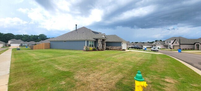 Building Photo - 844 Hedgefield Way