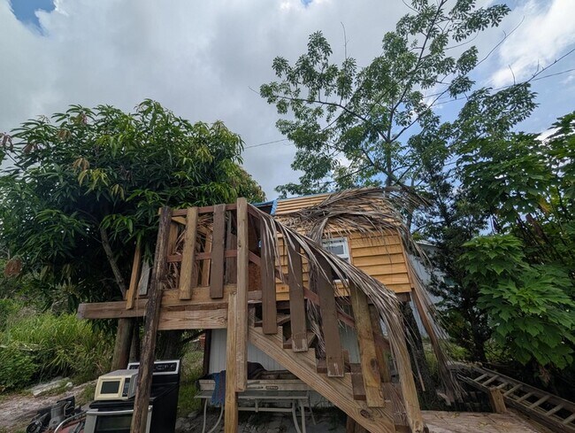 Building Photo - 625 Coconut Ave N