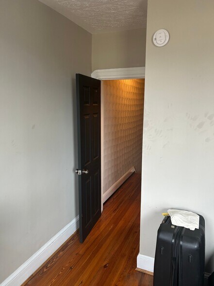 Building Photo - 222 N Ellwood Ave