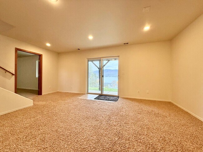 Building Photo - 6686 Washington 291B