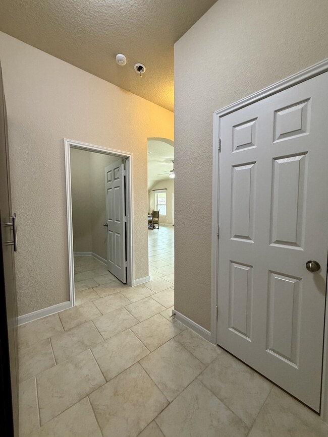 Building Photo - 646 Ridge Lawn Dr