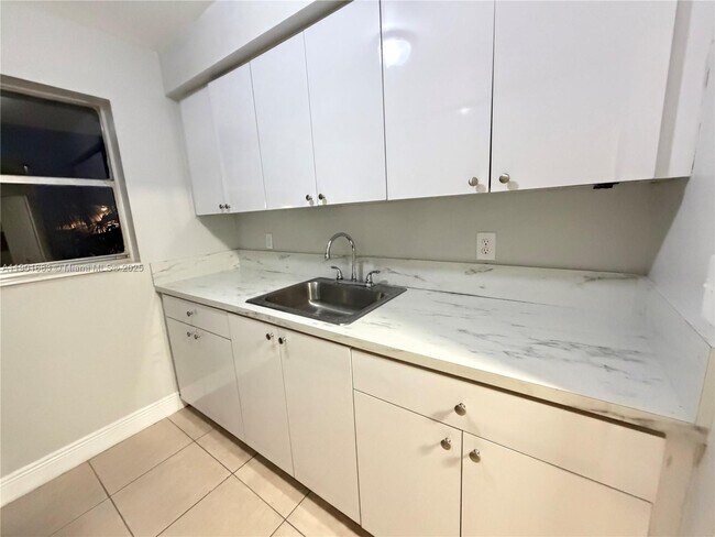 Building Photo - 2129 Davie Blvd