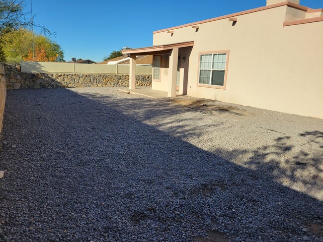 Building Photo - Spacious 3 Bedroom 2 Bathroom Home *** Mov...