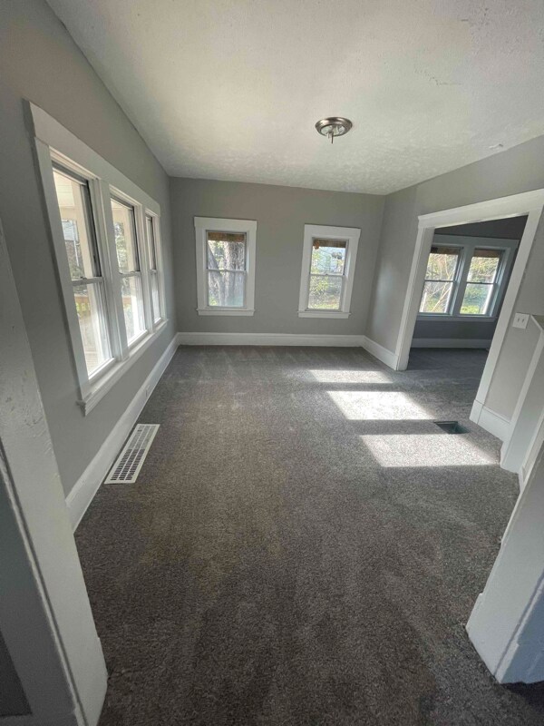 Building Photo - 602 E 99th St