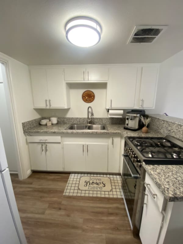 Building Photo - 820 S Walnut Ave