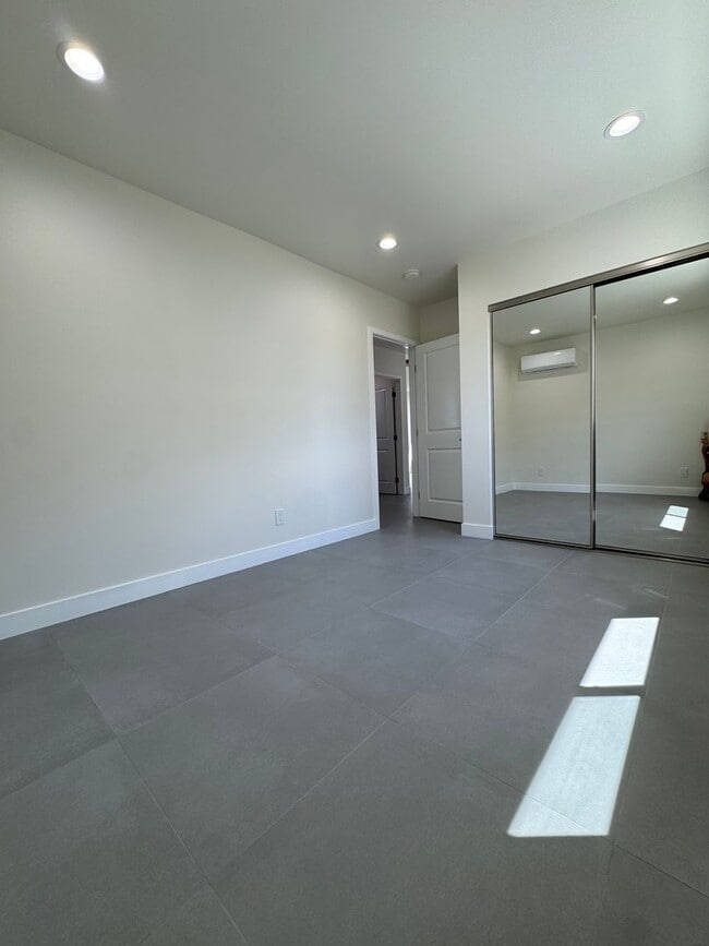 Building Photo - 1005 N Grand St