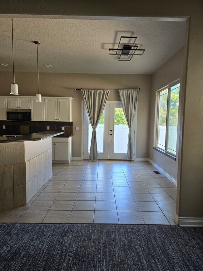 Building Photo - Beautiful 3-Bedroom Home with Scenic Views in the Redlands