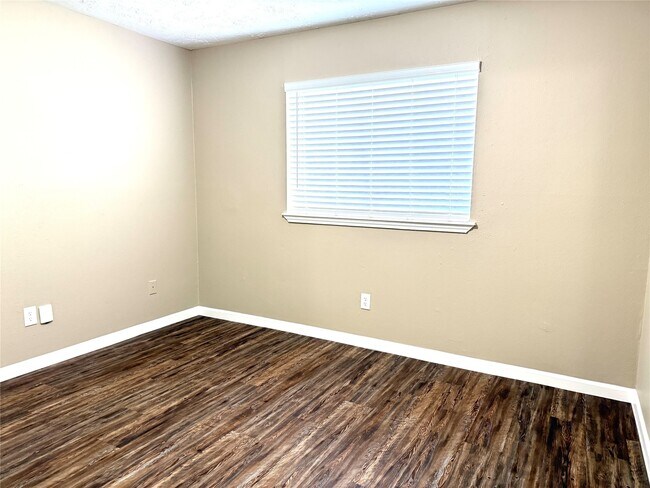 Building Photo - 2435 Summer Spring Dr