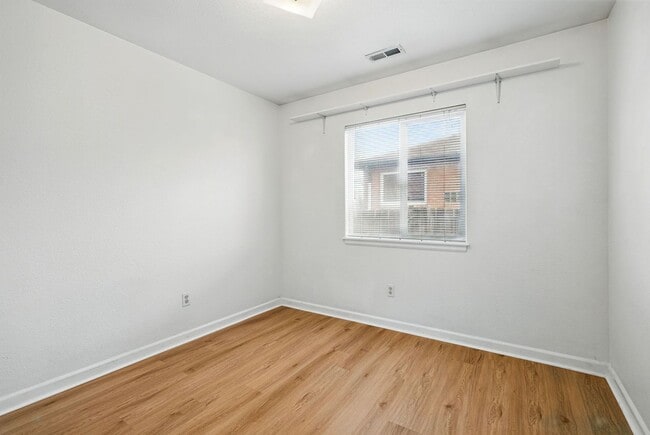 Building Photo - Updated Home in Sunnyside!