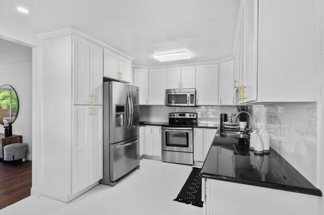 Building Photo - 280 Tradewinds Dr