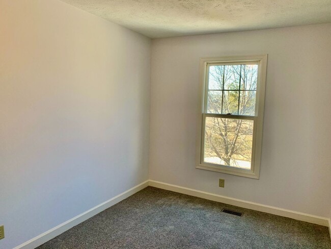 Building Photo - 3 Bed / 2 Bath Townhome -  Welcome Home to Space & Simplicity!