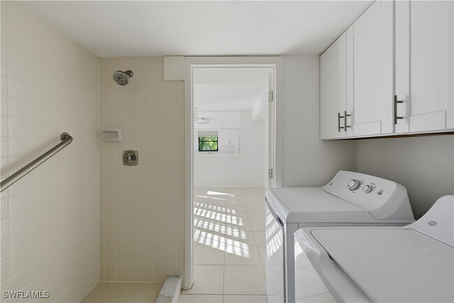 Building Photo - 514 11th Ave S