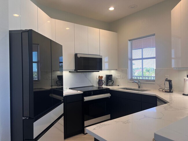 Building Photo - Modern 2BD/2BA Condo in Gondola Park