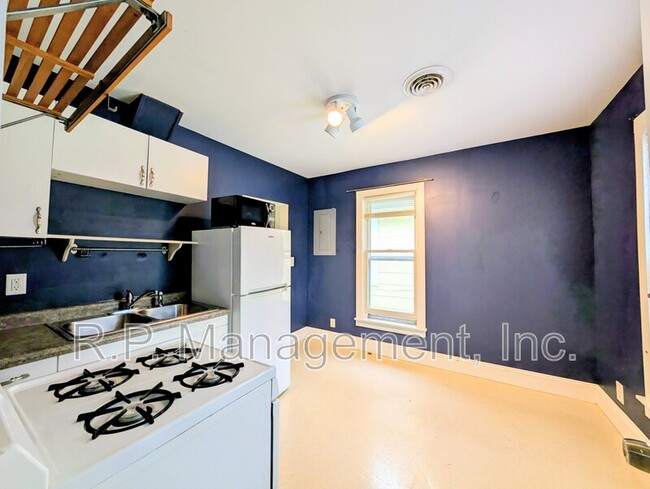 Building Photo - 340 16th Ave NE