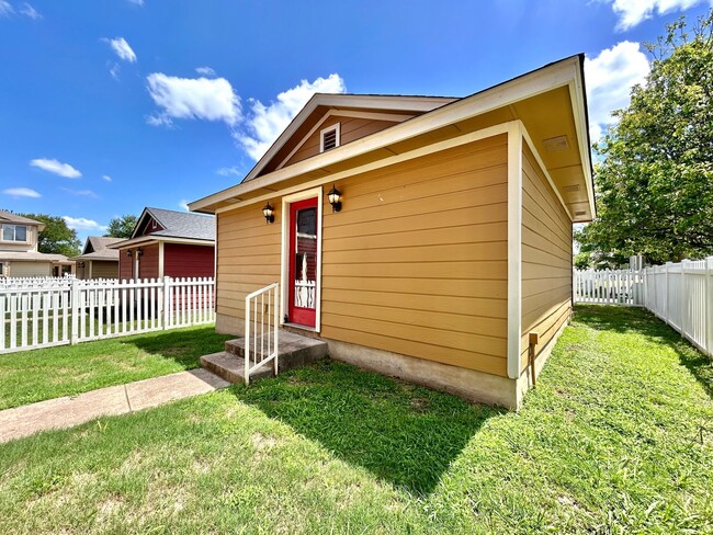Building Photo - Charming 3BR/2BA Two-Level Home with Cover...