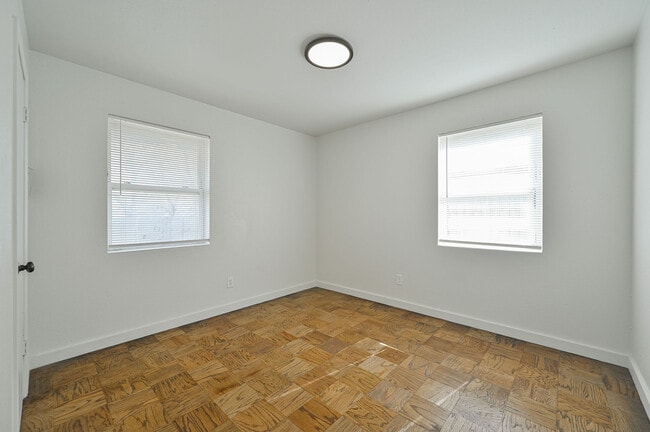 Building Photo - 6104 S Villa Ave