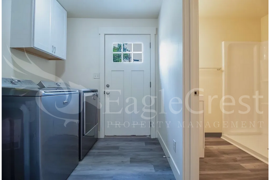 Building Photo - Remodeled Four Bedroom House Located Near Whitman College