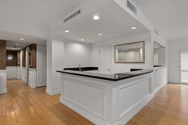 Building Photo - 10433 Wilshire Blvd