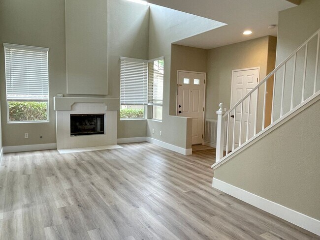 Building Photo - Del Mar Single Family Home- Just in Time for Summer!