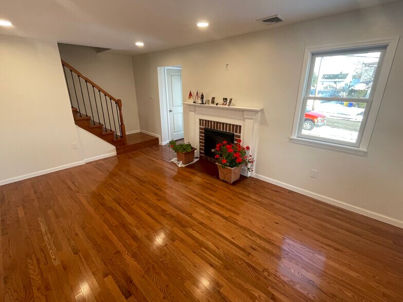 Building Photo - 576 John St